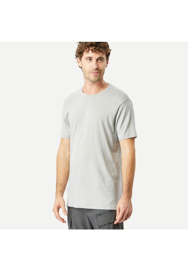 FORCLAZ - Koszulka trekkingowa z krótkim rękawem męska Forclaz Travel 500 Merino. Kolor: szary. Materiał: akryl, materiał, wełna. Długość rękawa: krótki rękaw. Długość: krótkie. Sezon: lato, zima. Sport: turystyka piesza