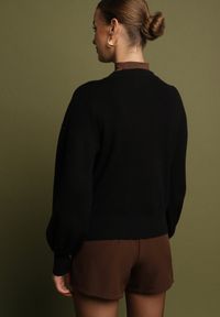 Born2be - Czarny Kardigan z Wiskozą z Ozdobnymi Napami i Bufiastymi Rękawami Acallte. Okazja: do pracy. Kolor: czarny. Materiał: wiskoza. Styl: elegancki, klasyczny #3