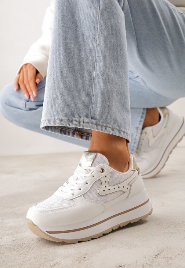 Renee - Białe Sneakersy na Platformie z Tweedowym Zdobieniem i Perforacją Dioseleia. Okazja: na co dzień. Kolor: biały. Materiał: jeans. Wzór: aplikacja. Obcas: na platformie