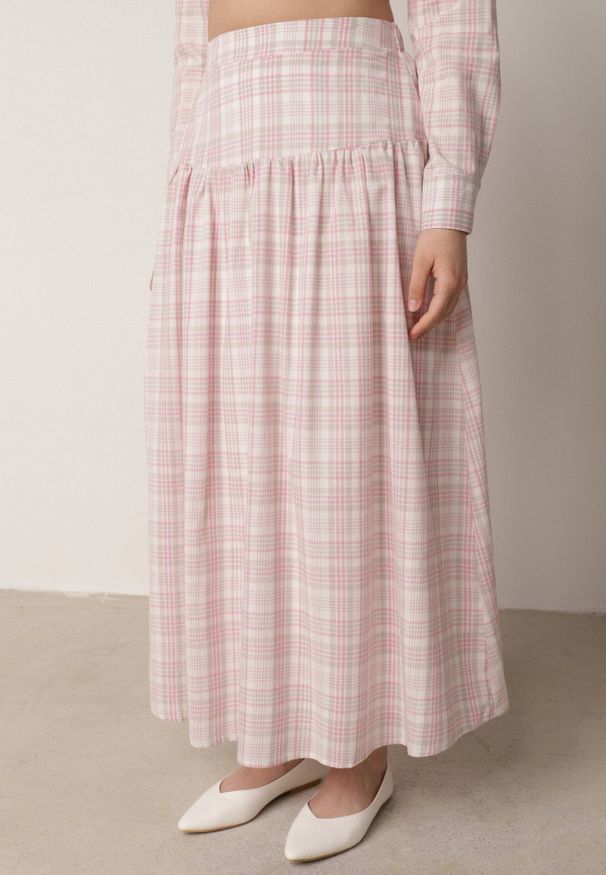 Born2be - Różowy Komplet z Bawełny w Kratę Kopertowa Wiązana Bluzka i Rozkloszowana Spódnica Alais. Kolor: różowy. Materiał: bawełna