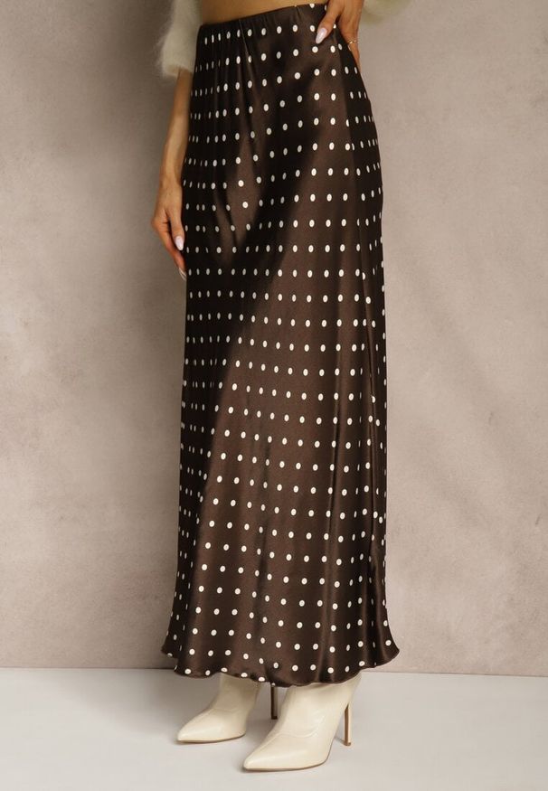 Renee - Brązowa Satynowa Spódnica z Wiskozy w Groszki o Rozkloszowanym Kroju Fediska. Kolor: brązowy. Materiał: wiskoza, satyna. Wzór: grochy. Styl: elegancki