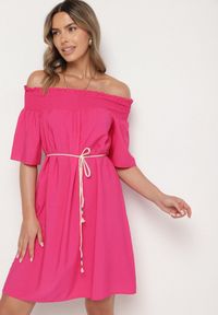Born2be - Fuksjowa Sukienka z Wiskozą Bawełną Hiszpańskim Dekoltem i Sznurkiem Lilarenne. Okazja: na co dzień. Kolor: różowy. Materiał: wiskoza, bawełna. Sezon: lato. Styl: elegancki, casual #1