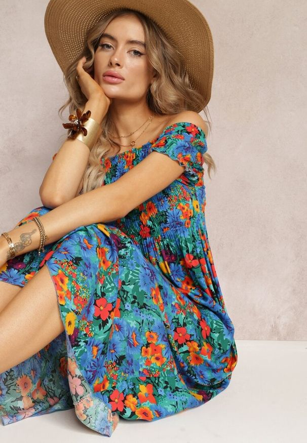 Renee - Niebieska Wiskozowa Sukienka Midi O Fasonie Hiszpanki w Kwiatowy Print Ambersen. Typ kołnierza: dekolt hiszpanka. Kolor: niebieski. Materiał: wiskoza. Wzór: kwiaty, nadruk. Długość: midi
