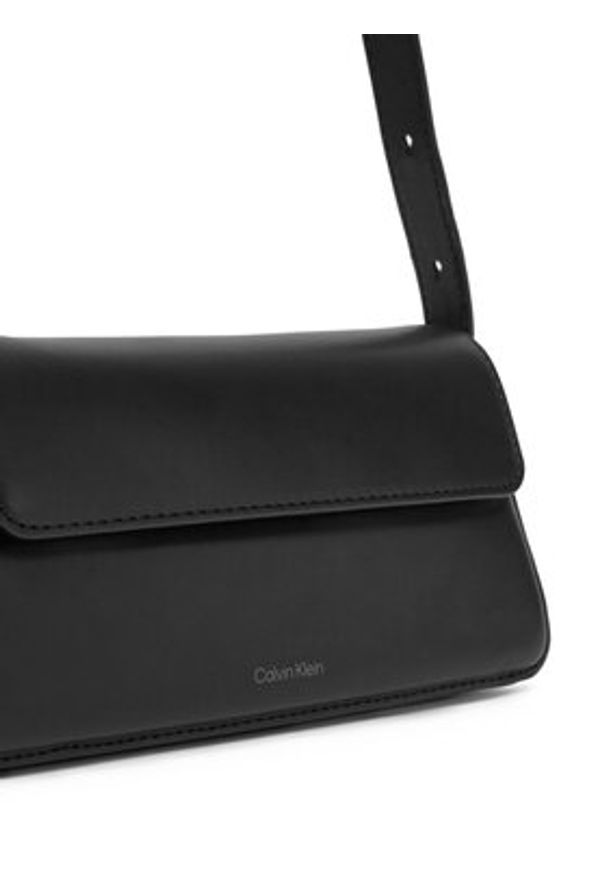 Calvin Klein Jeans Torebka Belted Small Shoulder Bag LV04K3110G Czarny. Kolor: czarny. Materiał: skórzane