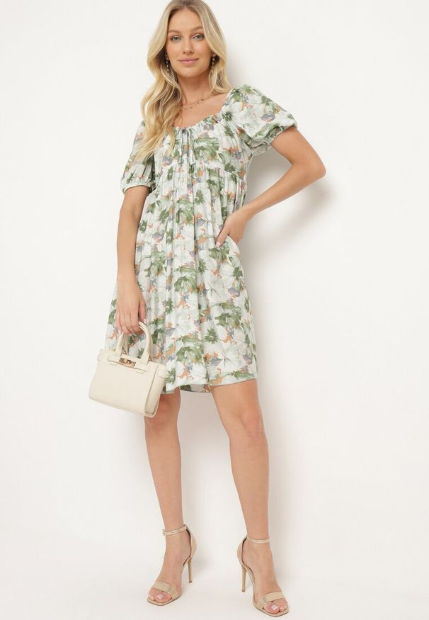 Born2be - Zielona Sukienka z Bufiastymi Rękawami i Wiązaniem przy Dekolcie z Gumką na Plecach Vikninna. Okazja: na randkę, na co dzień. Kolor: zielony. Materiał: jeans. Wzór: aplikacja, kwiaty. Sezon: lato. Styl: casual