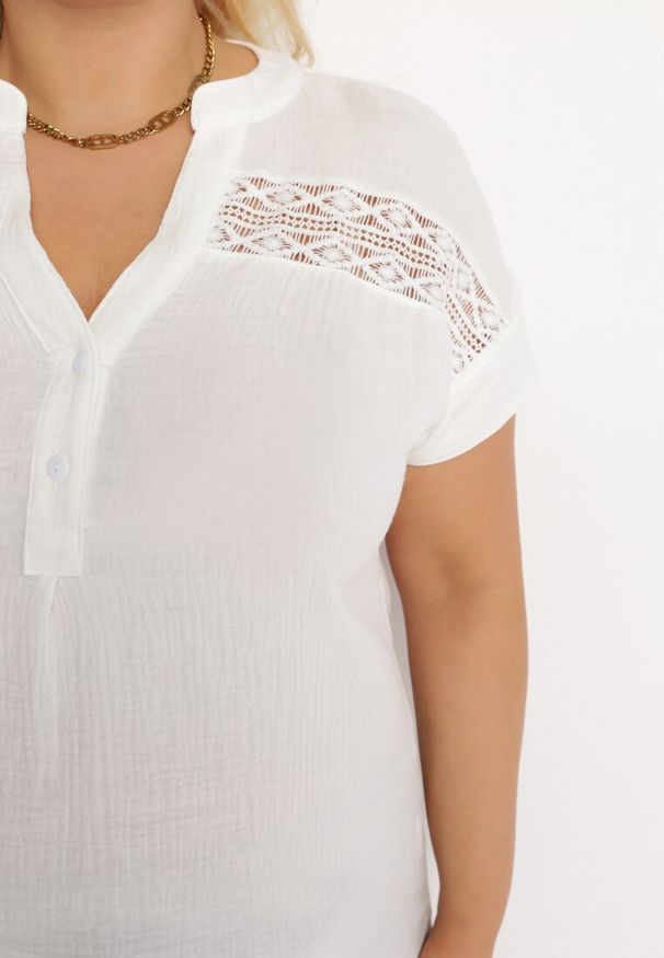 Born2be - Biała Bawełniana Bluzka z Guzikami i Ozdobną Siateczką Doriale. Okazja: na co dzień. Kolor: biały. Materiał: bawełna. Styl: klasyczny, casual