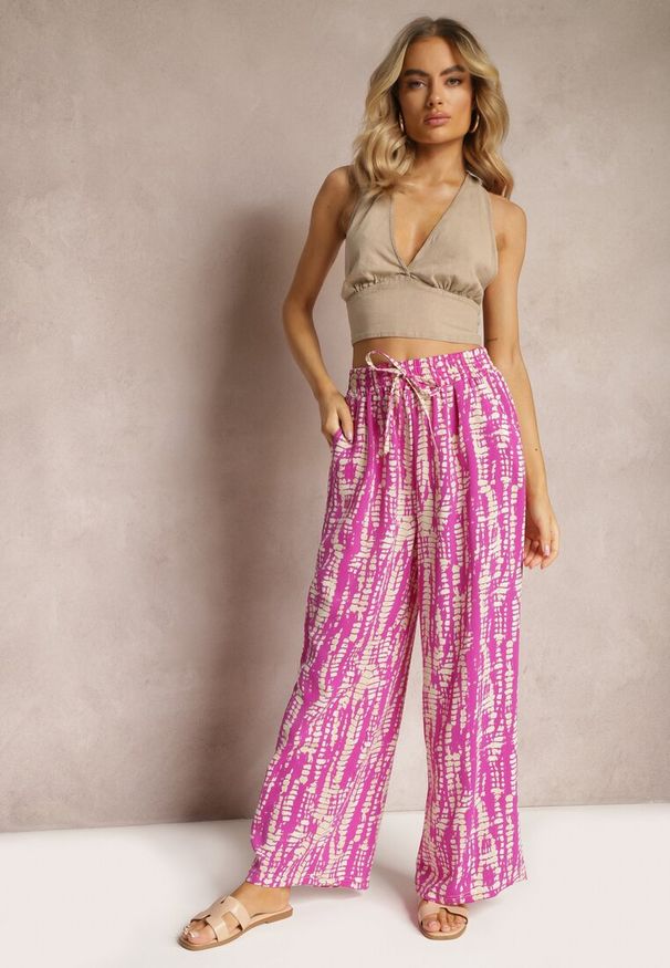 Renee - Fioletowe Spodnie z Szerokimi Nogawkami z Abstrakcyjnym Wzorem i Gumką w Pasie Sarieta. Kolor: fioletowy