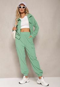 Renee - Zielony Komplet Dresowy Utility Krótka Bluza z Kołnierzem i Spodnie Joggery z Kieszeniami Cargo Literria. Kolor: zielony. Materiał: dresówka #2