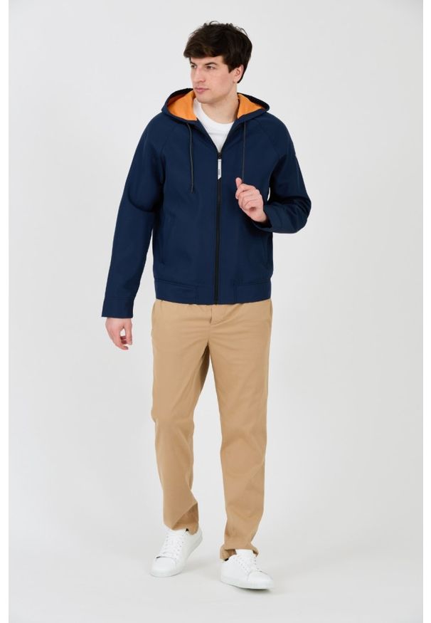 Guess - GUESS Granatowa bluza męska z białym logo. Kolor: niebieski