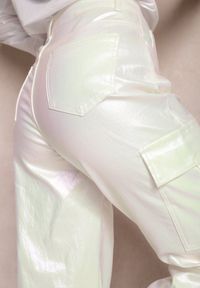 Renee - Białe Metaliczne Spodnie Bojówki z Regularną Talią i Bocznymi Kieszeniami Sokhome. Kolor: biały #4