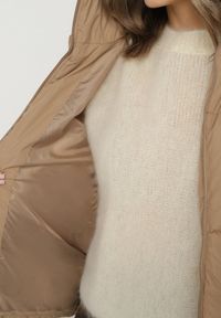 Born2be - Ciemnobeżowa Pudełkowa Kurtka Pikowana z Kapturem Anena. Typ kołnierza: kaptur. Kolor: beżowy. Styl: elegancki #5