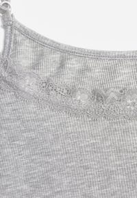 Born2be - Szary Bawełniany Top Bieliźniany z Koronką na Regulowanych Ramiączkach Beralisa. Okazja: na co dzień. Kolor: szary. Materiał: bawełna, koronka. Długość rękawa: na ramiączkach. Wzór: koronka. Sezon: zima, jesień. Styl: casual, klasyczny #3