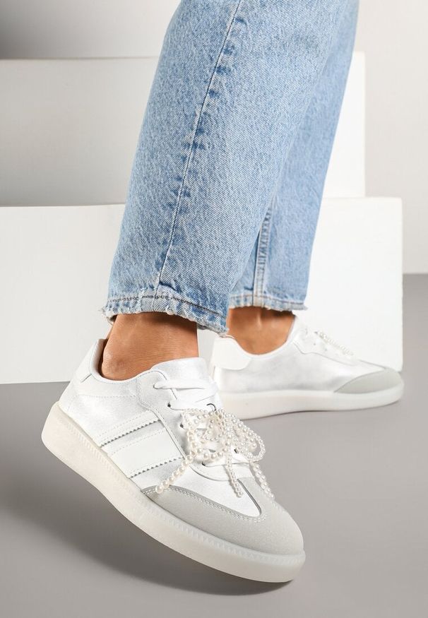 Born2be - Srebrno-Szare Sneakersy w Stylu Klasycznych Tenisówek z Perłowym Zdobieniem Nalarie. Okazja: na co dzień. Kolor: srebrny. Materiał: jeans. Szerokość cholewki: normalna. Wzór: aplikacja. Obcas: na płaskiej podeszwie