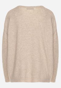 Born2be - Ciemnobeżowy Sweter z Wełną i Trójkątnym Dekoltem Zivida. Okazja: na co dzień. Kolor: beżowy. Materiał: wełna. Długość rękawa: długi rękaw. Długość: długie. Styl: klasyczny, elegancki, casual #2