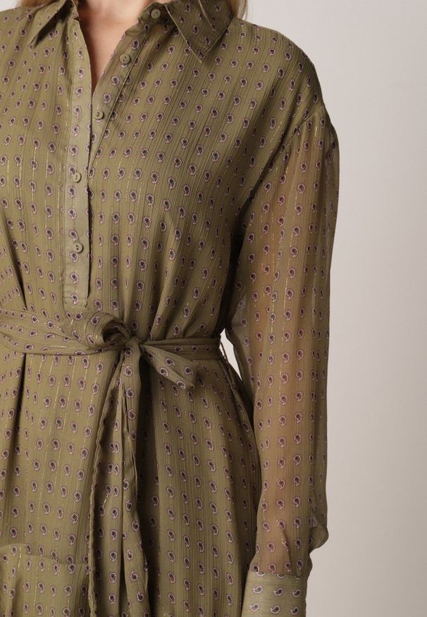 Born2be - Zielona Koszulowa Sukienka z Dłuższym Tyłem i Falbanami Savandra. Okazja: na co dzień. Kolor: zielony. Materiał: poliester. Typ sukienki: koszulowe. Styl: casual