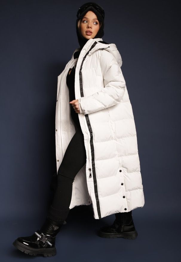 Renee - Biała Pikowana Kurtka o Długim Kroju z Kapturem i Ściągaczami Zapinana z Boku na Napy Siarielia. Okazja: na co dzień. Typ kołnierza: kaptur. Kolor: biały. Materiał: jeans, wełna. Długość: długie. Styl: elegancki, casual