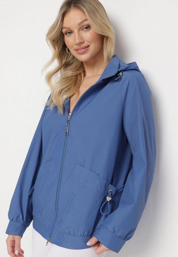 Born2be - Ciemnoniebieska Kurtka Parka o Pudełkowym Kroju ze Ściągaczem w Talii i Kapturem Sesoliena. Okazja: na co dzień, na spacer. Kolor: niebieski. Materiał: jeans. Długość rękawa: długi rękaw. Długość: długie. Styl: elegancki, casual