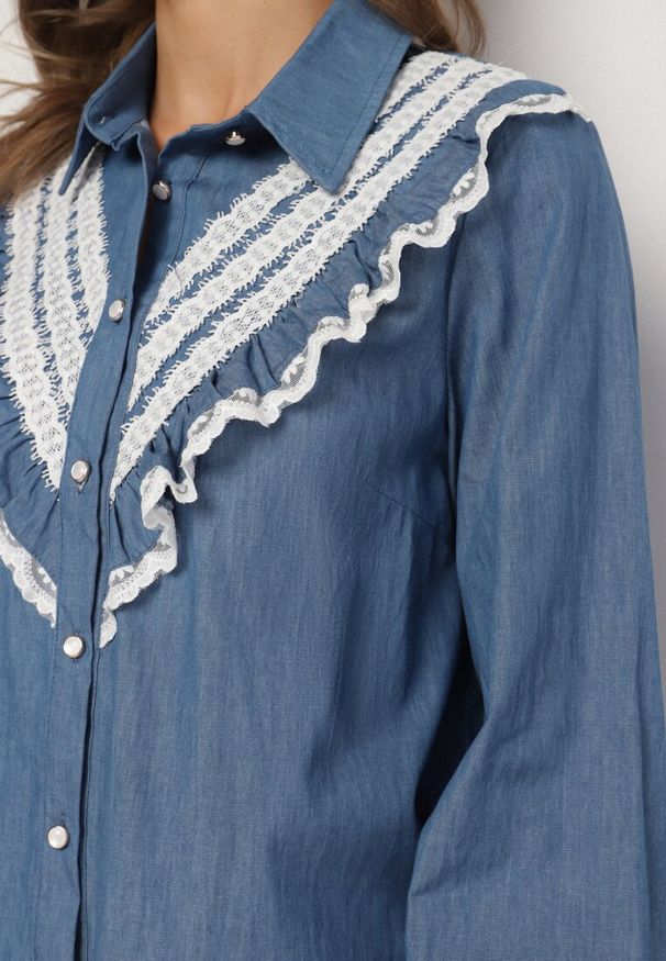 Born2be - Niebieska Bawełniana Koszula w Rustykalnym Stylu z Koronką i Falbankami Lisalina. Okazja: na co dzień. Typ kołnierza: kołnierz z falbankami. Kolor: niebieski. Materiał: koronka, bawełna. Długość rękawa: długi rękaw. Długość: długie. Wzór: koronka. Styl: wizytowy, klasyczny, casual, elegancki