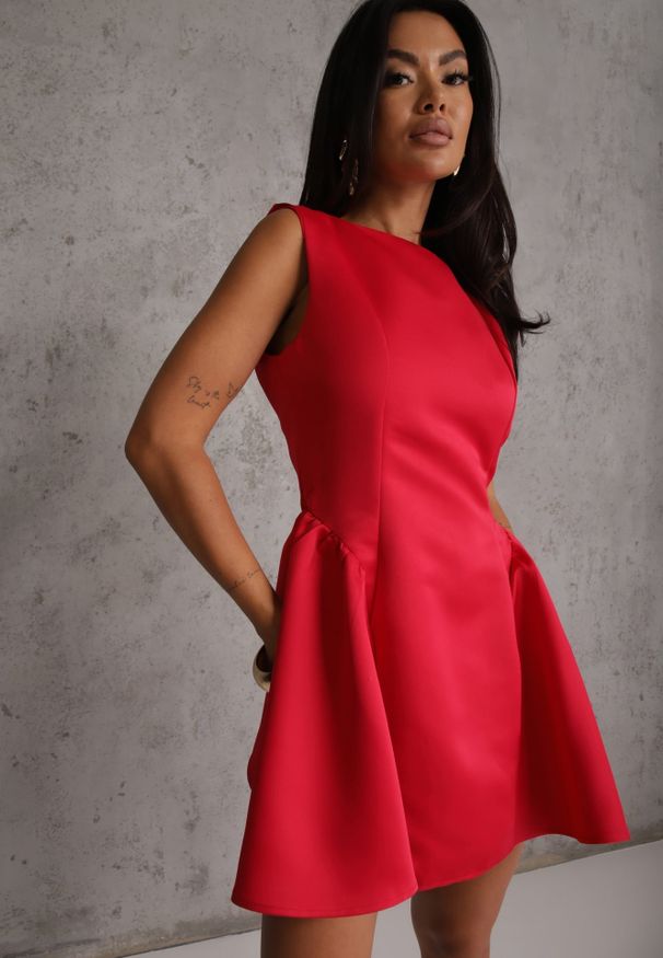 Renee - Czerwona Rozkloszowana Sukienka o Eleganckim Kroju Podkreślającym Talię Aikamna. Kolor: czerwony. Styl: elegancki