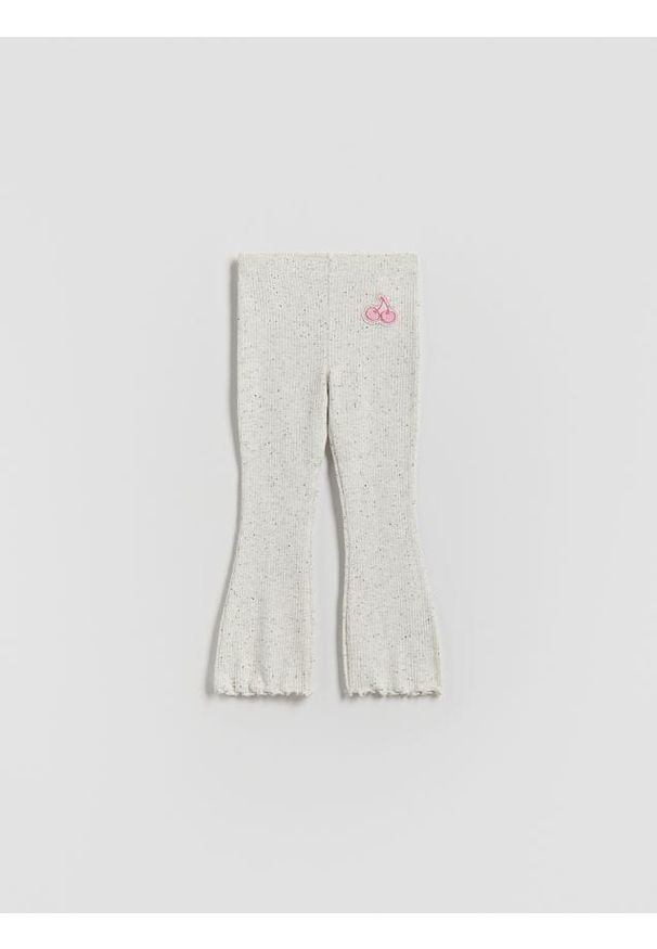 Reserved - Prążkowane legginsy flared - złamana biel. Materiał: prążkowany