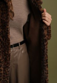 Born2be - Brązowy Jednorzędowy Płaszcz Futerko w Panterkę Otivana. Okazja: na co dzień, na randkę, do pracy, na spotkanie biznesowe. Kolor: brązowy. Materiał: futro. Wzór: motyw zwierzęcy. Sezon: zima, jesień. Styl: biznesowy, klasyczny, casual, elegancki #3