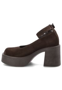 Brązowe Półbuty Karino Welurowe Obuwie Damskie. Okazja: na co dzień. Zapięcie: klamry. Kolor: brązowy. Materiał: welur. Obcas: na obcasie. Styl: casual, retro, vintage, elegancki. Wysokość obcasa: wysoki #7
