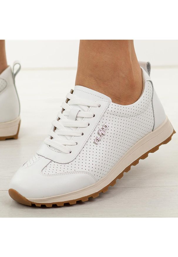 Białe skórzane półbuty damskie Filippo Dp7557/26. Okazja: na co dzień. Nosek buta: okrągły. Zapięcie: sznurówki. Kolor: biały. Materiał: skóra. Szerokość cholewki: normalna. Sezon: wiosna, jesień, lato. Styl: casual, klasyczny