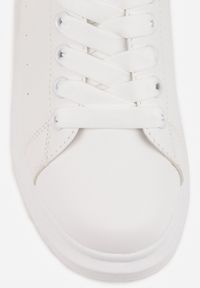 Born2be - Biało-Czarne Klasyczne Sneakersy z Ozdobną Zawieszką Tenevia. Okazja: na spacer. Nosek buta: okrągły. Zapięcie: sznurówki. Kolor: biały. Materiał: jeans. Sport: turystyka piesza #7