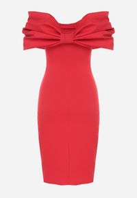 Born2be - Czerwona Taliowana Sukienka Dopasowana z Odsłoniętymi Ramionami i Drapowaniem Palamiria. Okazja: na randkę, na imprezę. Kolor: czerwony #3