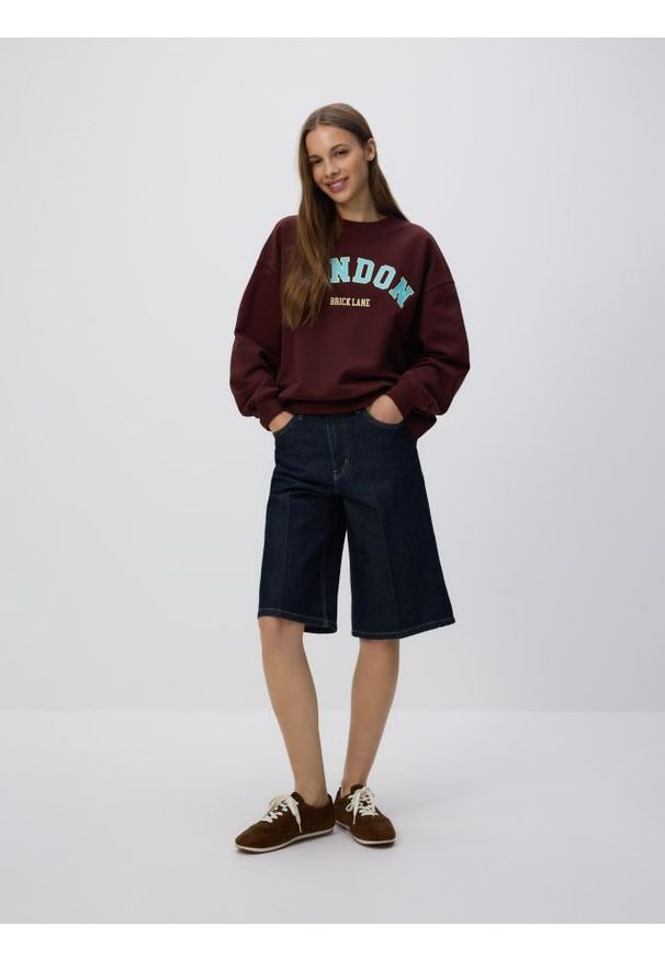 Reserved - Bluza z haftowanym napisem - ciemnobrązowy. Kolor: brązowy. Materiał: bawełna, dzianina. Wzór: napisy, haft