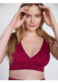 Reserved - Bezszwowy top w stylu sportowym - bordowy. Kolor: czerwony. Materiał: prążkowany, dzianina. Styl: sportowy #1