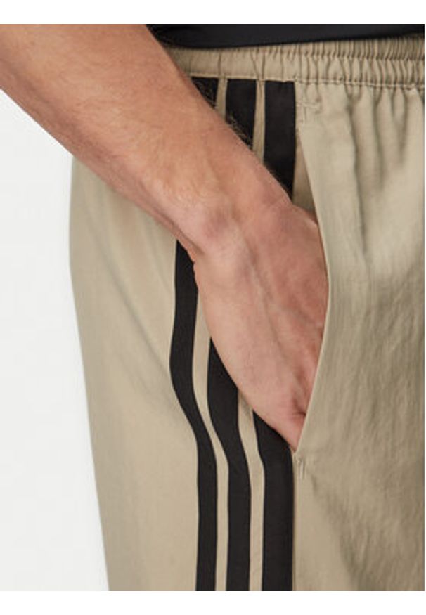 Adidas - adidas Szorty sportowe Essentials 3-Stripes Chelsea KD4889 Zielony Regular Fit. Kolor: zielony. Materiał: syntetyk. Styl: sportowy