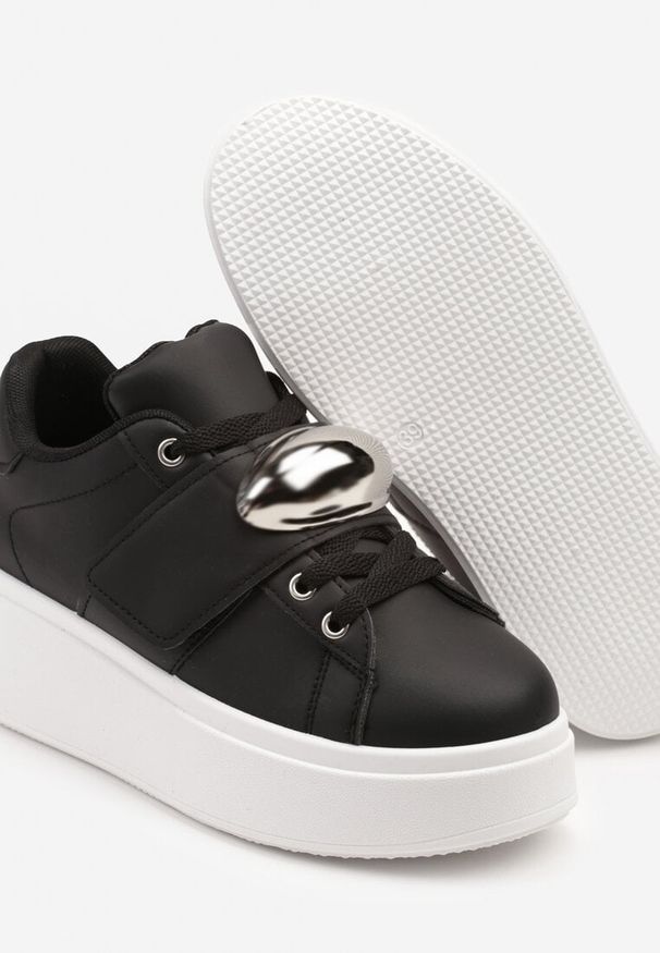 Renee - Czarne Sneakersyn na Platformie z Metaliczną Aplikacją Welveria. Okazja: na co dzień, na imprezę. Kolor: czarny. Materiał: jeans. Wzór: aplikacja. Sezon: lato. Obcas: na platformie