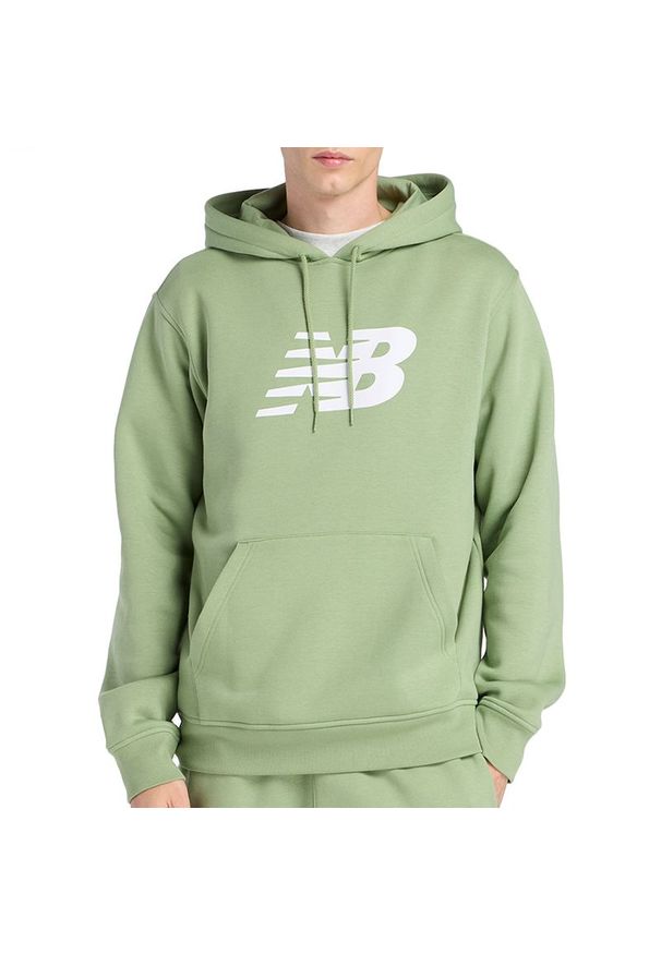 Bluza męska New Balance MT43904AAR - zielona. Kolor: zielony. Materiał: bawełna, dresówka, poliester. Wzór: aplikacja. Styl: klasyczny