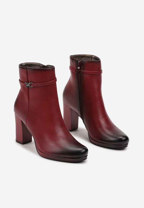 Renee - Bordowe Botki na Obcasie Typu Słupek z Klamrą Eriscelia. Okazja: na co dzień. Zapięcie: klamry. Kolor: czerwony. Materiał: wełna, jeans. Obcas: na obcasie. Styl: klasyczny, casual, elegancki. Wysokość obcasa: średni