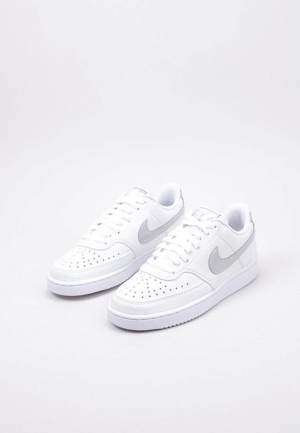 Buty sportowe damskie sneakersy Nike COURT VISION LO. Kolor: biały. Model: Nike Court. Sport: turystyka piesza