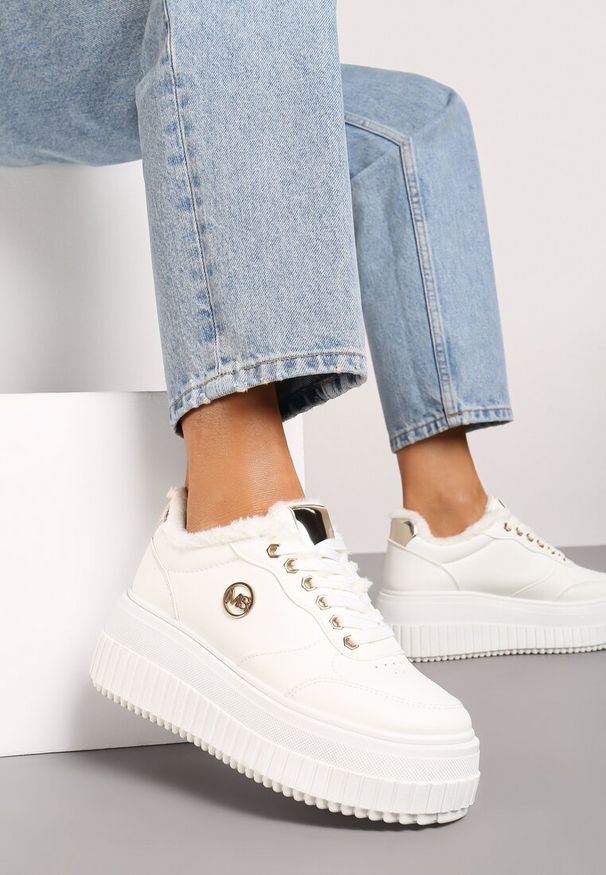 Born2be - Białe Sznurowane Sneakersy na Grubej Tłoczonej Podeszwie z Aplikacją Tilinae. Nosek buta: okrągły. Zapięcie: sznurówki. Kolor: biały. Materiał: jeans. Wzór: aplikacja