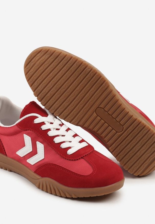 Born2be - Czerwone Sneakersy w Stylu Klasycznych Tenisówek z Ozdobnymi Przeszyciami Napilia. Okazja: na spotkanie biznesowe. Kolor: czerwony. Materiał: jeans, skóra
