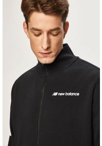 New Balance - Bluza. Typ kołnierza: bez kaptura. Kolor: czarny. Materiał: bawełna, materiał, dzianina, elastan, poliester. Długość: krótkie. Wzór: nadruk #2