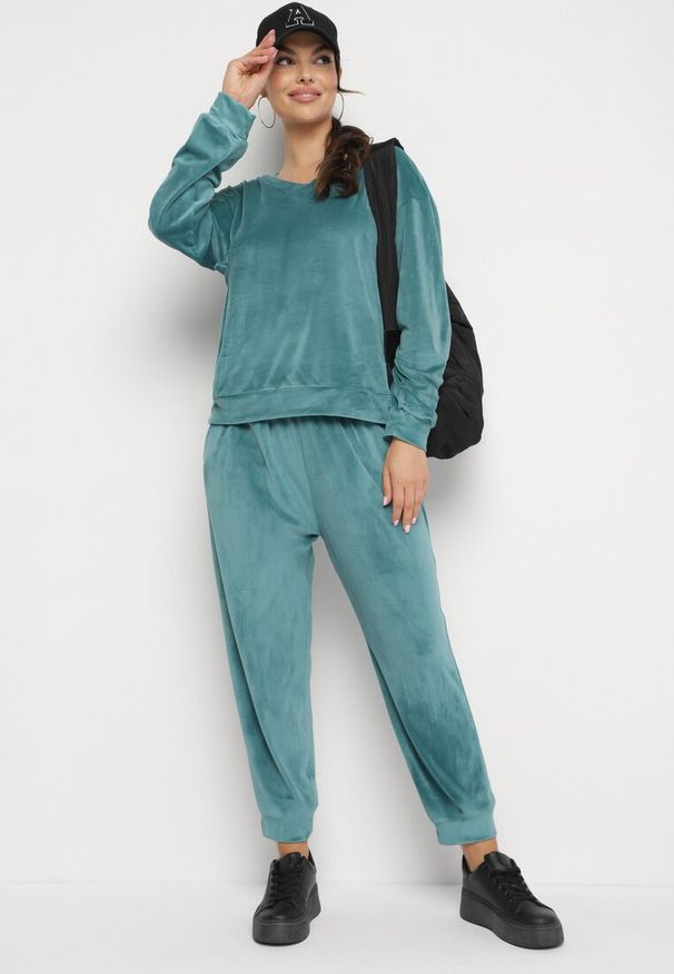 Born2be - Ciemnozielony Welurowy Komplet Dresowy Bluza z Trójkątnym Dekoltem i Spodnie z Kieszeniami Onchia. Kolor: zielony. Materiał: dresówka, welur