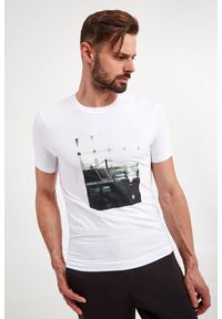 Armani Exchange - T-shirt ARMANI EXCHANGE. Długość rękawa: krótki rękaw. Długość: krótkie. Wzór: kolorowy, nadruk
