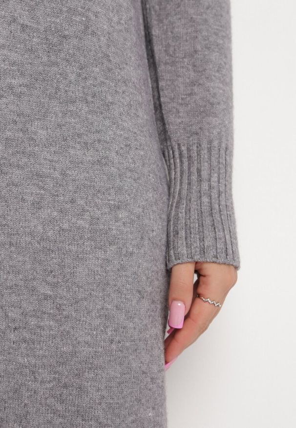 Born2be - Szara Sweterkowa Sukienka Wełniana Midi z Golfem Doulcetta. Typ kołnierza: golf. Kolor: szary. Materiał: wełna. Długość rękawa: długi rękaw. Styl: klasyczny. Długość: midi