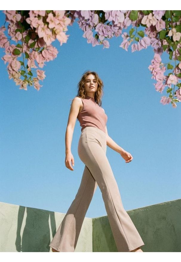 Sinsay - Spodnie straight leg z dzianiny roma - beżowy. Kolor: beżowy. Materiał: dzianina