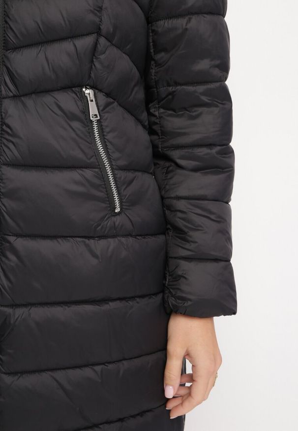 Born2be - Czarna Kurtka Pikowana z Nieodpinanym Kapturem Shorashi. Okazja: na co dzień. Kolor: czarny. Sezon: zima, jesień. Styl: casual