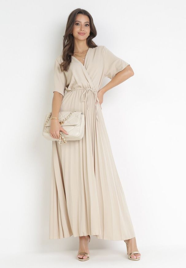 Born2be - Beżowa Sukienka Plisowana Maxi z Wiązanym Paskiem Dianiza. Kolor: beżowy. Materiał: materiał. Długość: maxi