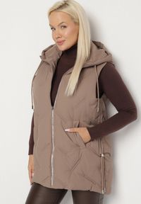 Born2be - Ciemnobeżowa Przejściowa Kamizelka z Pikowanymi Przeszyciami i Kapturem Fesolira. Okazja: na co dzień. Kolekcja: plus size. Kolor: beżowy. Materiał: jeans. Styl: sportowy, casual