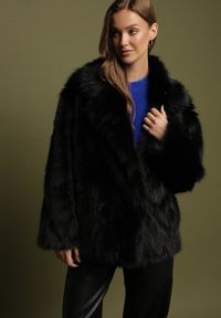 Born2be - Czarna Dwurzędowa Kurtka Futerko o Fasonie Oversize Asinella. Okazja: na randkę, na co dzień, na spacer. Kolor: czarny. Materiał: futro. Styl: casual