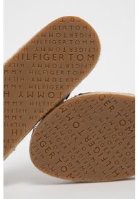 TOMMY HILFIGER - Tommy Hilfiger Sandały kolor brązowy na platformie. Zapięcie: klamry. Kolor: brązowy. Materiał: materiał, guma. Obcas: na platformie #4