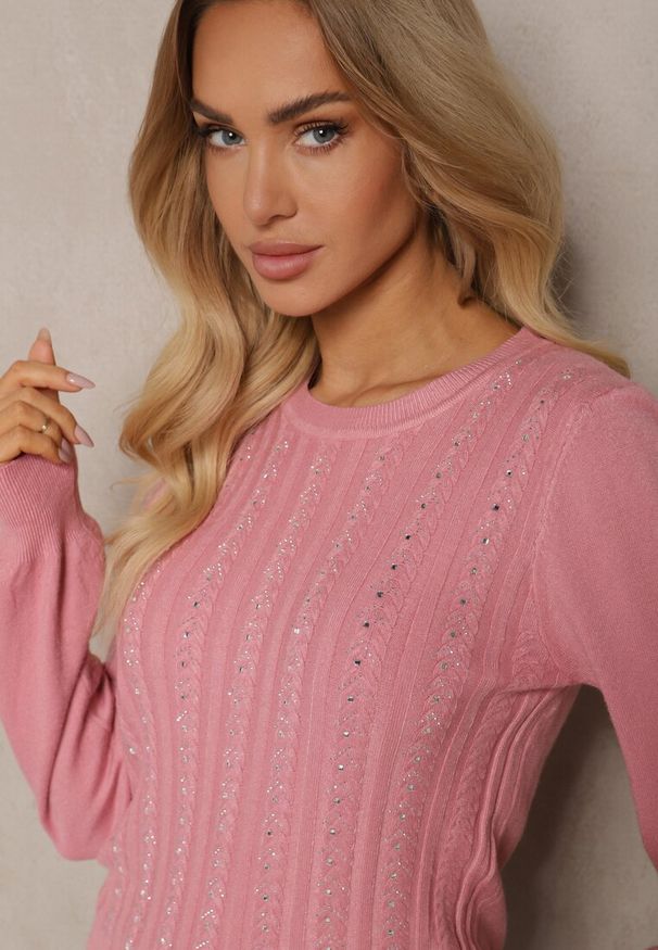 Renee - Różowy Sweter z Wiskozą Ozdobiony Cyrkoniami i Tłoczeniem Berini. Okazja: na co dzień. Kolor: różowy. Materiał: wiskoza. Długość rękawa: długi rękaw. Długość: długie. Wzór: aplikacja. Styl: klasyczny, elegancki, casual