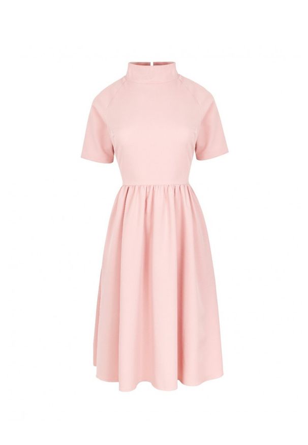 Sukienki.shop - Elegancka rozkloszowana sukienka z wywiniętą stójką różowa. Okazja: do pracy. Typ kołnierza: kołnierzyk stójkowy. Kolor: czerwony, różowy. Styl: elegancki